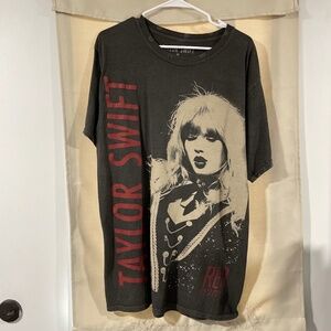 Urban outfitters red Taylor swift t shirt size Med